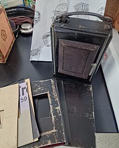 Kast täis vanaaegseid fotograafiaga seotud esemeid